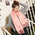 Jednokolorowy Szalik damski duży Cashmere frędzle SZA-02 kolor łososiowy